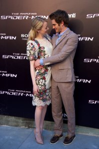 Andrew-Garfield-Emma-Stone-Hug-Madrid-Pictures2