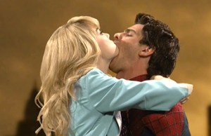 andrew-garfield-snl-kiss-emma-stone_5